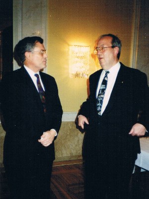 Rainer Kußmaul und Manfred Rommel bei der großen Verabschiedung im Dezember 1996 in der Stuttgarter Oper.
